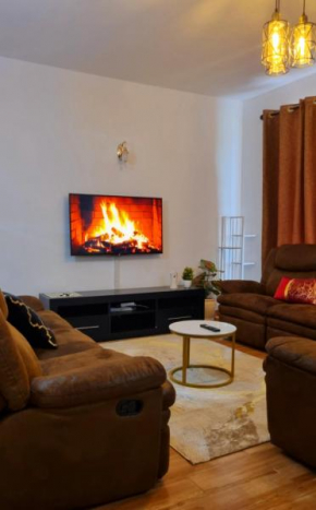 Rossyln Home close to UN, Village Market and Two Rivers Mall